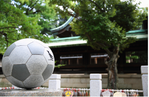 日本サッカー協会のシンボルと同じ「八咫烏（ヤタガラス）」が神使であることから、サッカーをはじめとするスポーツの必勝祈願の神社として知られています。